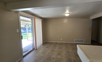 2707 Wenatchee Ave in Bakersfield, CA - Building Photo - Building Photo