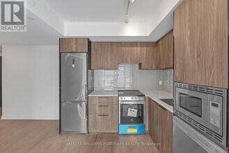 501 Yonge St in Toronto, ON - Building Photo - Building Photo