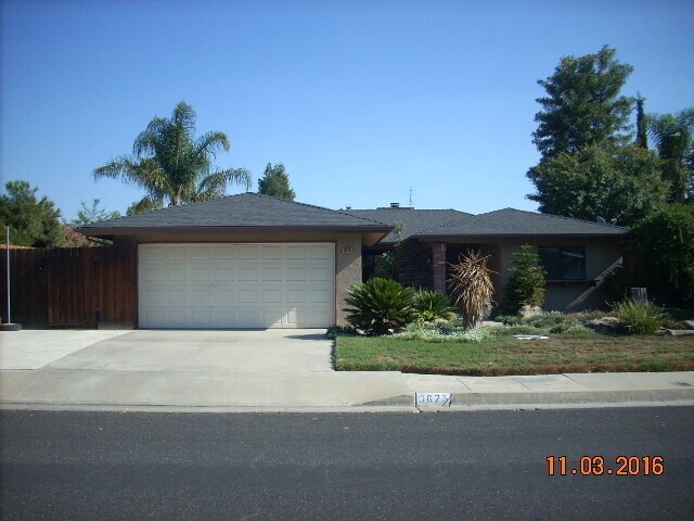 3675 Phillip Ave in Clovis, CA - Building Photo
