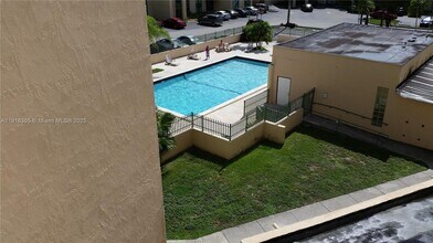 2075 SW 122nd Ave in Miami, FL - Foto de edificio - Building Photo