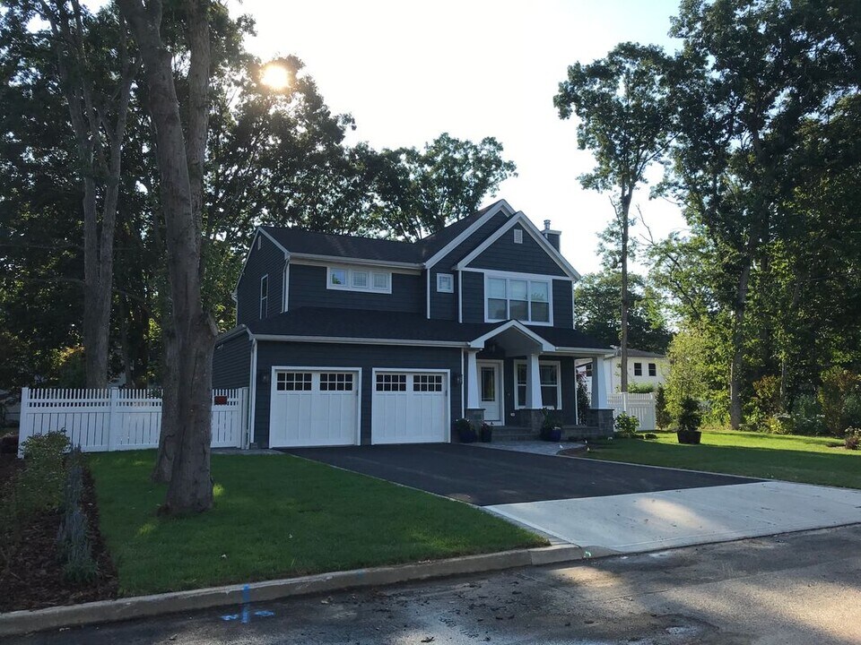 16 Dorothy St, Unit 317 in Nesconset, NY - Foto de edificio