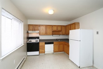 Norwich in Norwich, CT - Building Photo - Interior Photo