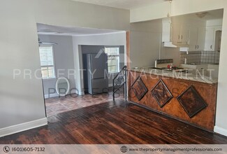 1925 Wingfield Cir in Jackson, MS - Building Photo - Building Photo