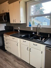 558 Windsor Pl NE in Renton, WA - Building Photo - Building Photo