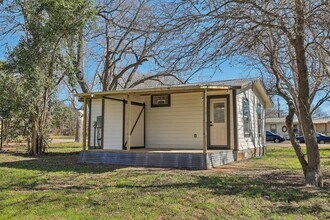 304 Harris St in Smithville, TX - Building Photo - Building Photo