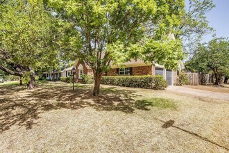 1701 Larkspur Dr in Arlington, TX - Building Photo - Building Photo