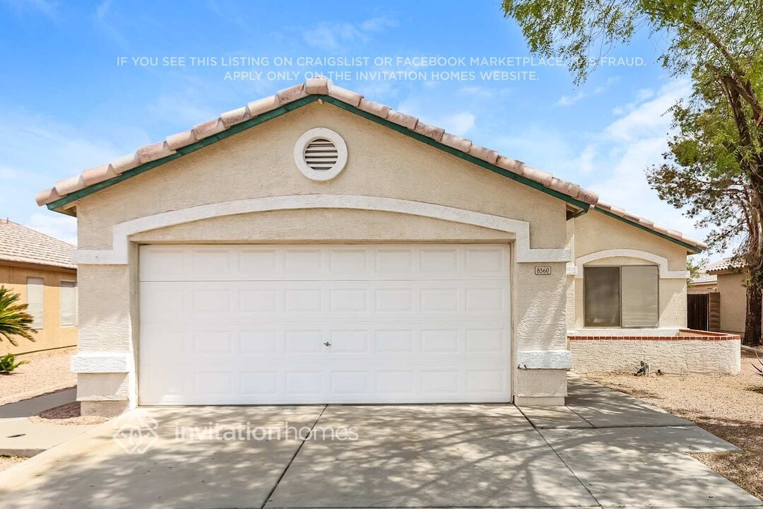 8560 W Hatcher Rd in Peoria, AZ - Foto de edificio