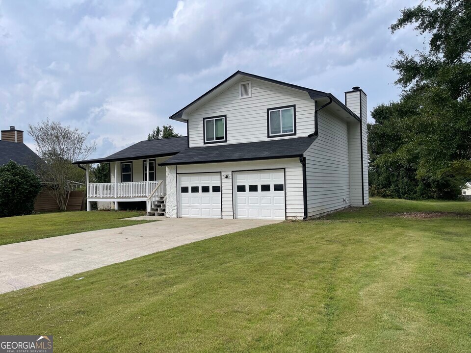235 Deerfield Dr in Jonesboro, GA - Building Photo
