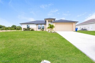 524 Lone Star Ln in Lehigh Acres, FL - Building Photo