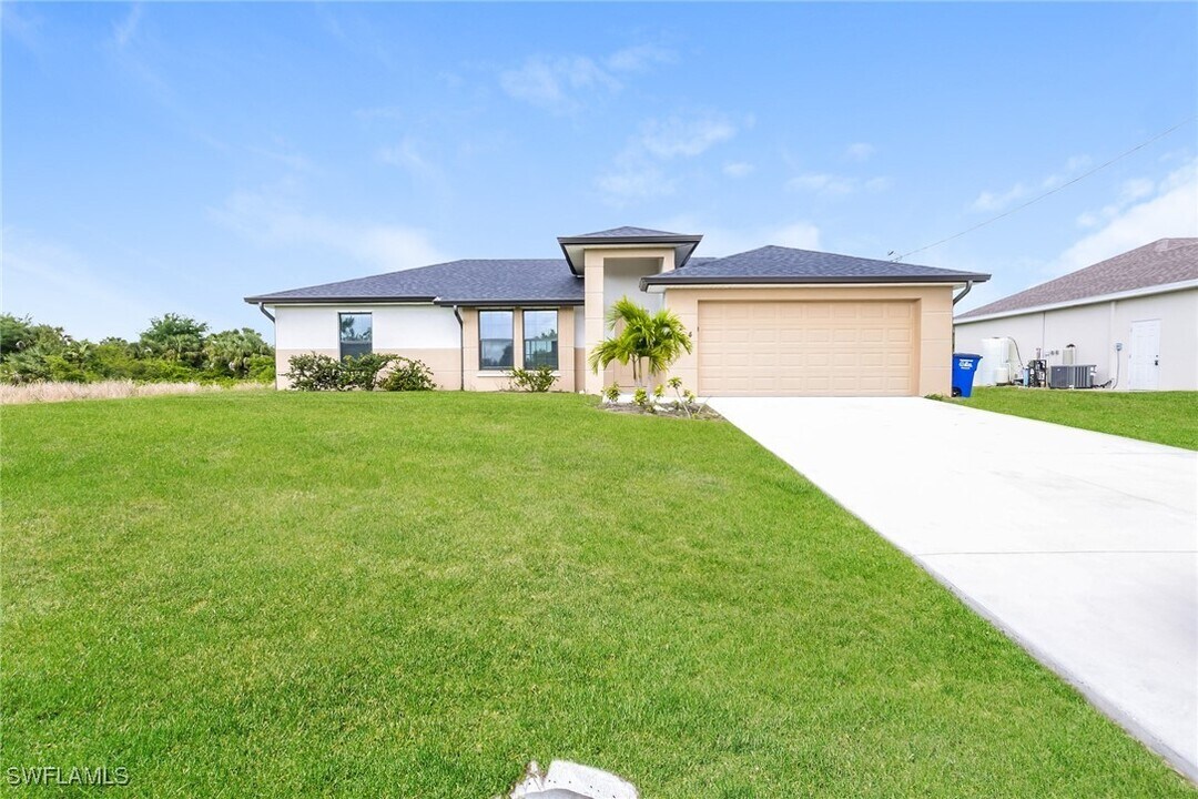 524 Lone Star Ln in Lehigh Acres, FL - Building Photo