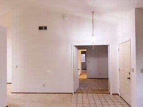 5920 Laguna Ranch Cir in Sacramento, CA - Foto de edificio - Building Photo