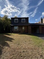 827 Woods Ct in Walled Lake, MI - Building Photo
