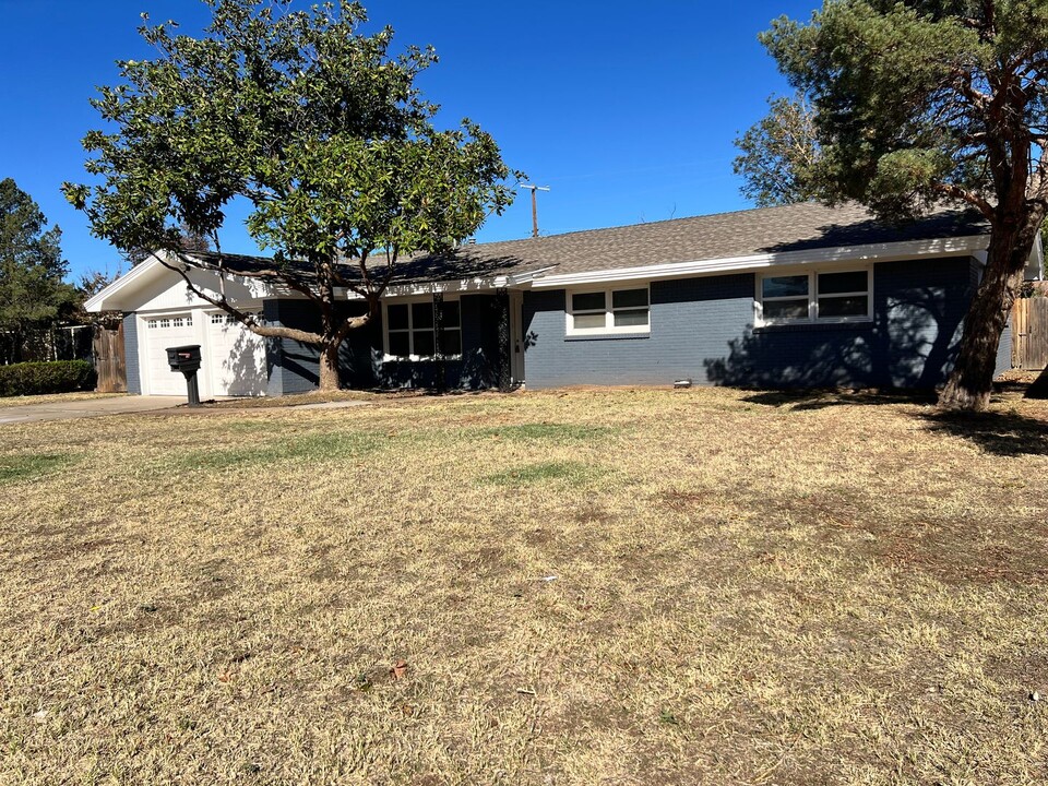 5218 15th St in Lubbock, TX - Building Photo