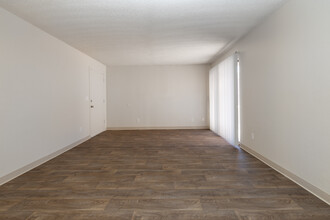 Bellevue Gardens Apartments in Tucson, AZ - Building Photo - Interior Photo