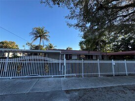 470 NE 127th St in North Miami, FL - Building Photo