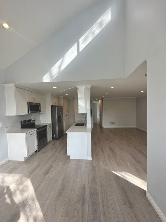 6050 Canterbury Dr, Unit F305 in Culver City, CA - Building Photo - Building Photo
