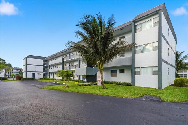 8330 Sands Point Blvd in Tamarac, FL - Building Photo - Building Photo