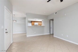 6650 W Warm Springs Rd in Las Vegas, NV - Building Photo - Building Photo