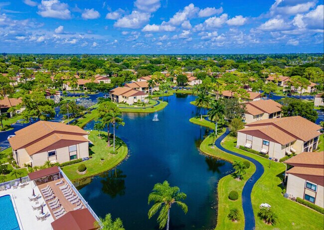 221 Pine HOV Cir in Greenacres, FL - Building Photo - Building Photo