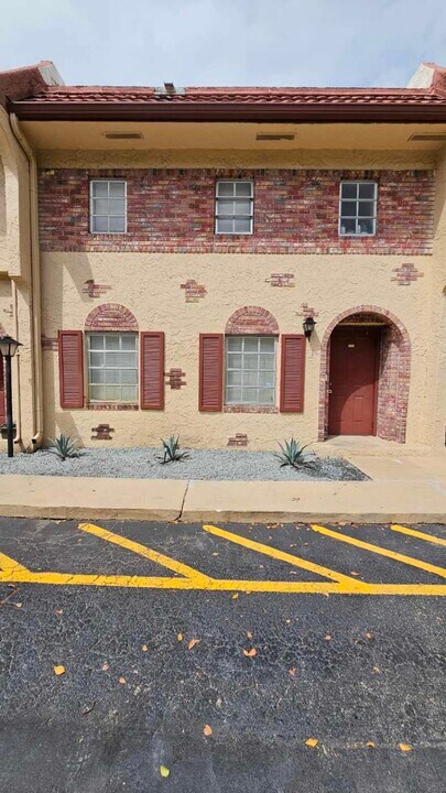 3056 Riverside Dr in Coral Springs, FL - Building Photo