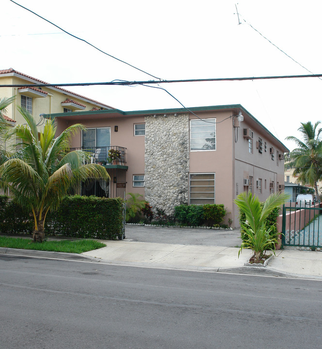 1250 SW 5th St in Miami, FL - Foto de edificio