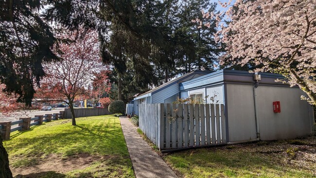 4300 Sunset Blvd in Renton, WA - Building Photo - Building Photo