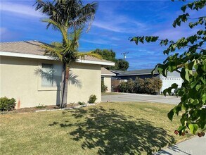 14332 Thunderbird Cir in Huntington Beach, CA - Building Photo - Building Photo