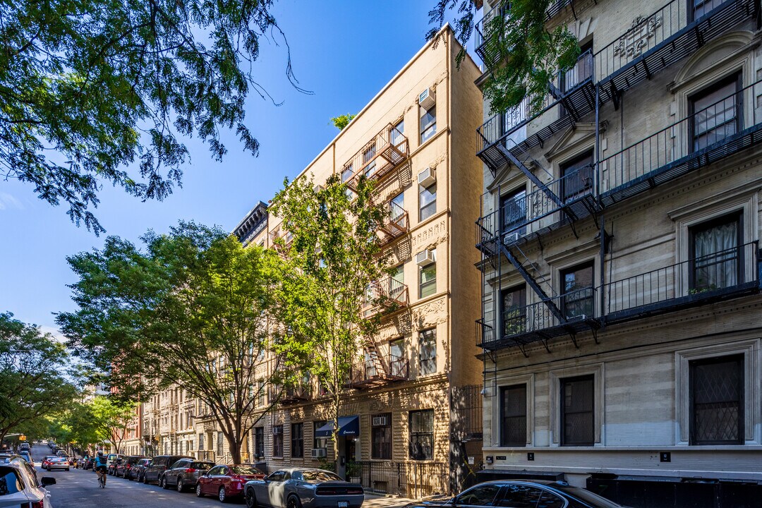 5-7 W 107th St in New York, NY - Building Photo