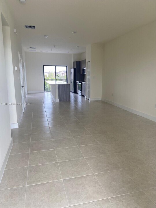 8005 NW 104th Ave in Doral, FL - Building Photo