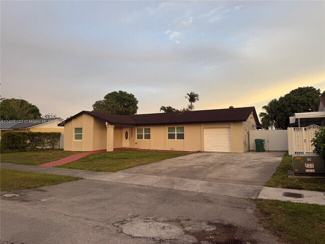 14932 SW 65th Terrace in Miami, FL - Building Photo - Building Photo