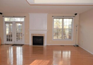 13133 Rose Petal Cir in Herndon, VA - Building Photo - Building Photo