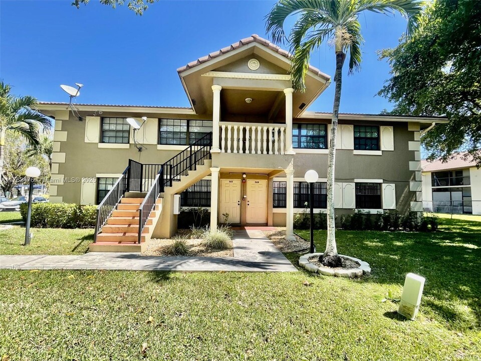 2608 Riverside Dr in Coral Springs, FL - Foto de edificio