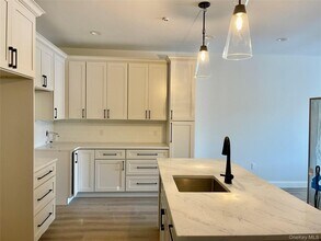 903 Oakridge Cmns in South Salem, NY - Building Photo - Building Photo