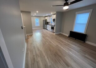 39 Oxford St, Unit Unit 2 in Sanford, ME - Foto de edificio - Building Photo