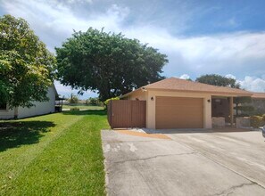 616 White Water Dr in West Palm Beach, FL - Building Photo - Building Photo