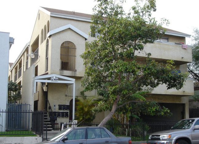 1069 Martin Luther King Jr Ave in Long Beach, CA - Foto de edificio - Building Photo