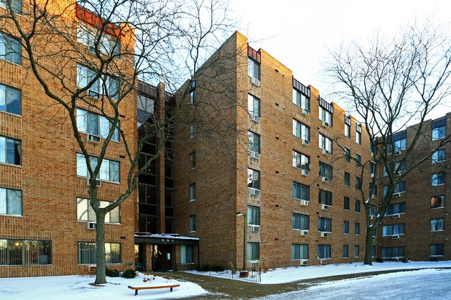 Huntington Towers in Mount Prospect, IL - Building Photo - Building Photo