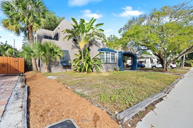 310 Columbia Dr in Lake Worth Beach, FL - Foto de edificio - Building Photo