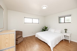 Manville Terrace in Iowa City, IA - Building Photo - Interior Photo