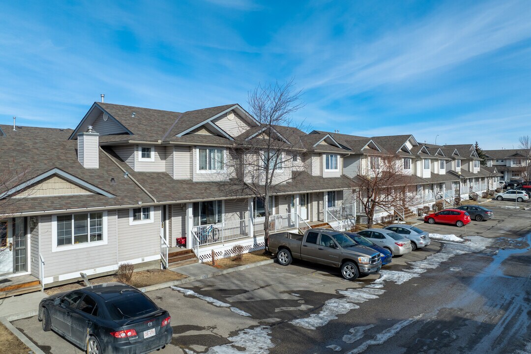 Stonegate Crossing in Airdrie, AB - Building Photo