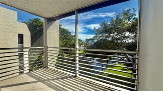 9340 Lagoon Pl in Davie, FL - Building Photo