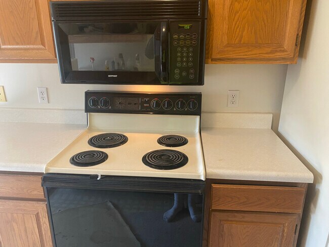 604 Apple Hill Way in Angola, IN - Foto de edificio - Building Photo