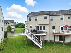 380 Sunrise Dr in Carnegie, PA - Foto de edificio - Building Photo