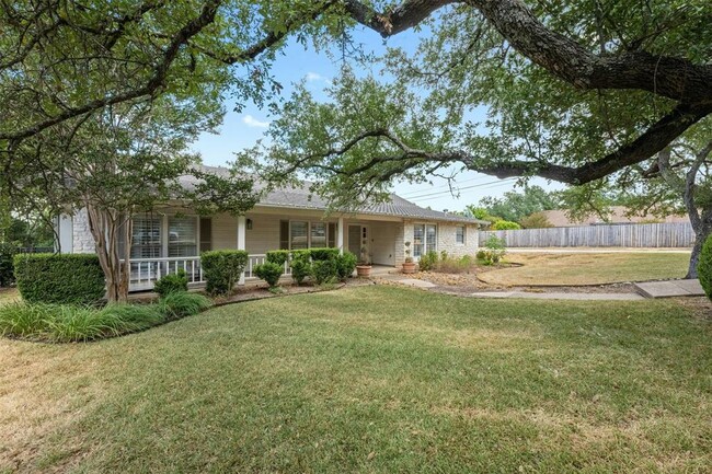 1304 Quaker Ridge Dr in Austin, TX - Foto de edificio - Building Photo