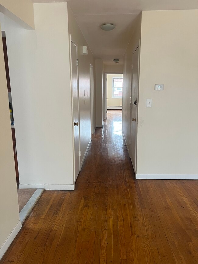 10140 104th St, Unit 3rd Floor in Ozone Park, NY - Building Photo - Building Photo