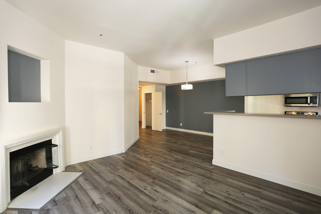 7020 Lanewood Ave, Los Angeles, CA 90028 in Hollywood, CA - Building Photo - Interior Photo