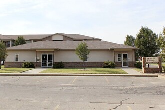 PORTER COMMONS in Hutchinson, KS - Foto de edificio - Building Photo