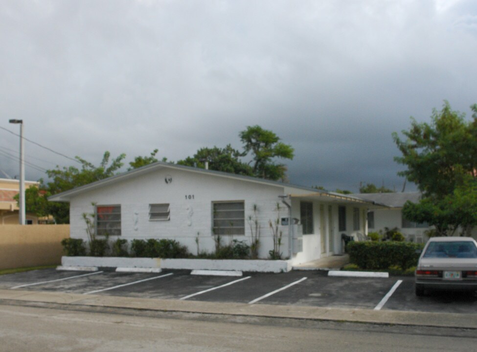 101 SE 4th Ave in Hallandale Beach, FL - Building Photo