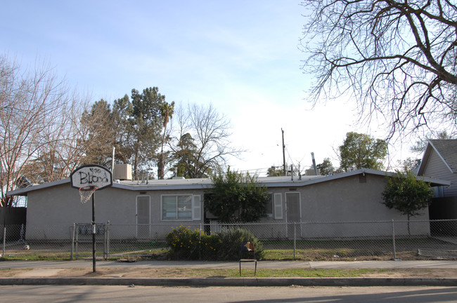 2212 E Tyler Ave in Fresno, CA - Foto de edificio - Building Photo