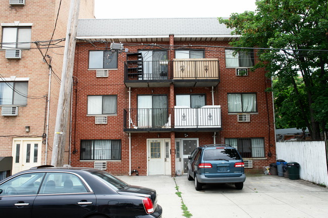 32-07 Leavitt St in Flushing, NY - Building Photo - Building Photo